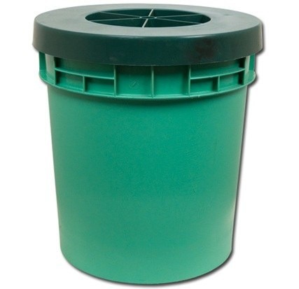 TARA Мусорный бак на 70 л Пластиковый бак для мусора с крышкой, объем 70 литров. Изготовлен из ударопрочного пластика. Материал отличается высокой прочностью, легко очищается, а также устойчив к воздействию агрессивных химических веществ. Крышка препятствует распространению запахов.
