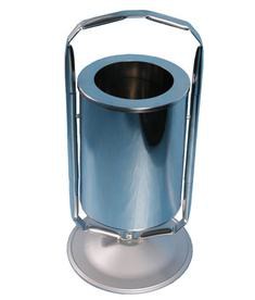 Titan УП-1 Урна выполнена из зеркальной нержавеющей стали , что позволяет использовать как внутри помещений, так и на улице. Объем - 35 литров