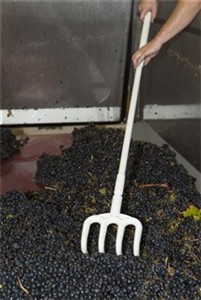 Гигиеничные вилы, 1275 мм Используются для переноса сырья из больших контейнеров, например, винограда при производстве вина.