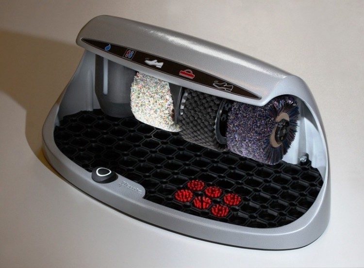 Heute Cosmo 3 аппарат для чистки обуви, корпус из алюминиевого литья.
вынимаемый резиновый коврик.
кнопка включения и выключения на днище машинки

